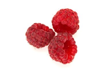 Kırmızı, olgun, yapraklı ahududu.