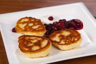 Reçelli krep ve tabakta böğürtlen