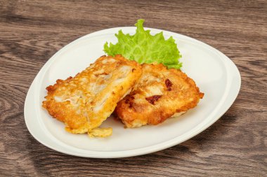 Ekmeğin içinde kızarmış morina balığı