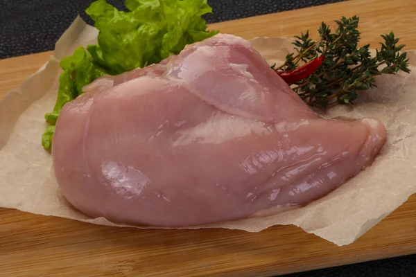 生の鶏の胸料理の準備 — ストック写真