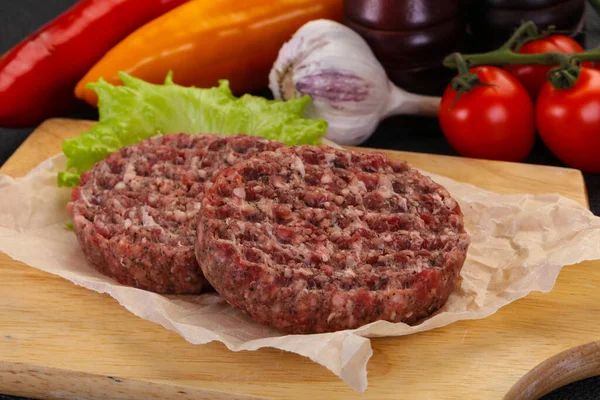 Rohe Burger Schnitzel Bereit Für Den Grill — Stockfoto