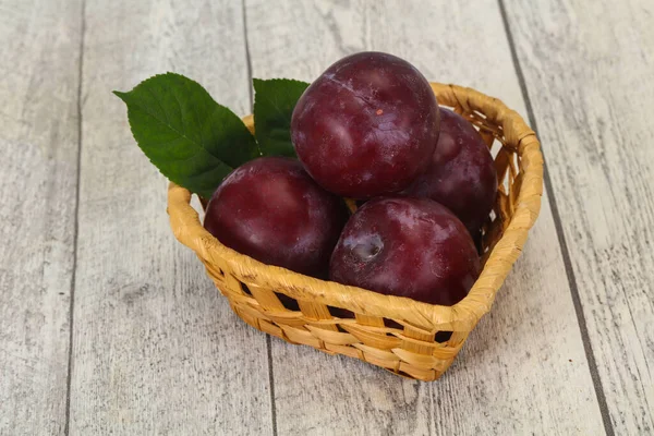 Ripe Plum Heap Wooden Basket — Stock Photo, Image