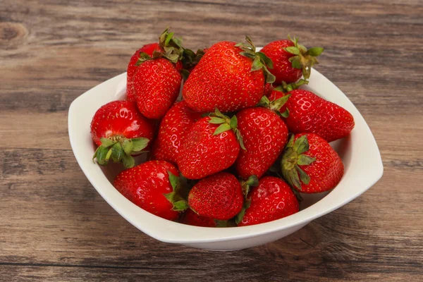 碗里甜而好吃的草莓 — 图库照片