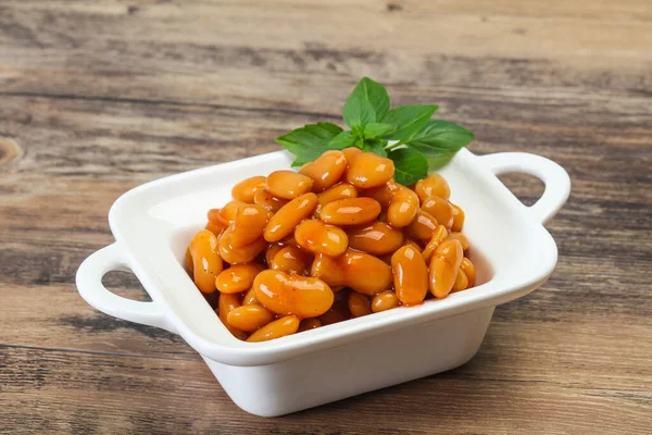 Feijão Branco Com Molho Tomate Servido Folhas Manjericão — Fotografia de Stock