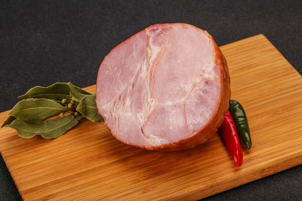 Ham Gesneden Het Bord Geserveerd Laurierbladeren — Stockfoto