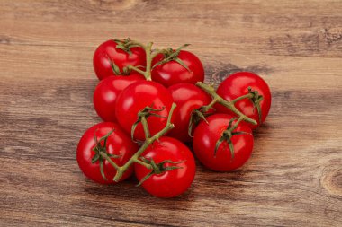 # Tatlı, olgun, tatlı domates dalında #