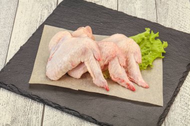 Çiğ tavuk kanatları pişmeye hazır.