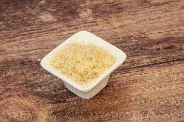 Tabakta çiğ Hint basmati pilavı