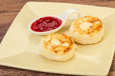 Kahvaltıda çilek reçelli süzme peynirli krep.