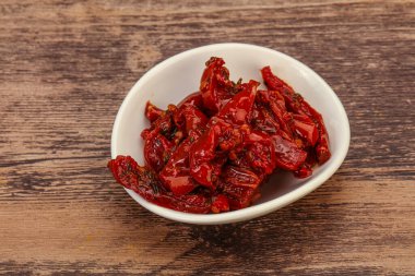 Zeytinyağı ve bitkilerle kurutulmuş domates.