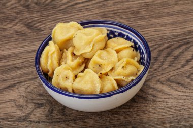 Et ve baharatlı Rus geleneksel hamur tatlısı.