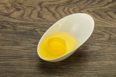 Pişirmek için çiğ tavuk yumurtası.