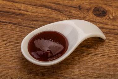 Geleneksel domates barbekü sosu kasede