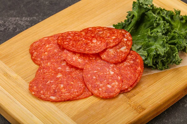 Italiensk Kryddig Pepperoni Korv Skivor Över Bord — Stockfoto