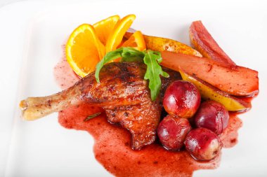 Üzümlü ördek bacağı, portakal ve armut.