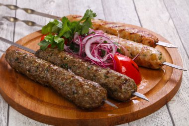 Kıymalı biftek ve tavuk kebabı.