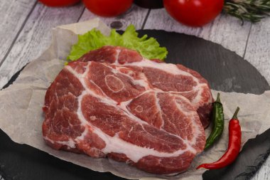 Çiğ domuz boyunlu biftek pişirmeye hazır.