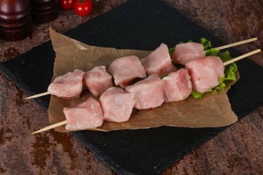 Çiğ domuz eti şişi ızgara için hazır.