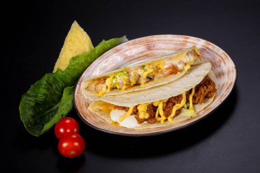 Karides ve kıyma soslu taco.