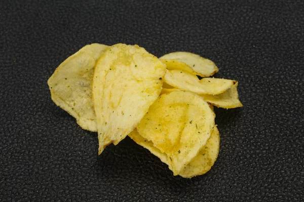 Натуральная Куча Картофельных Соленых Чипсов — стоковое фото