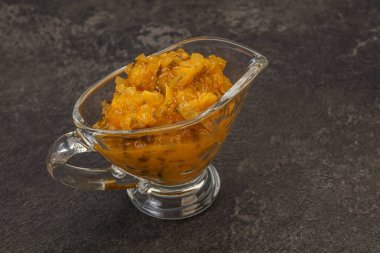 Salatalık ve hardal tohumlu sos.