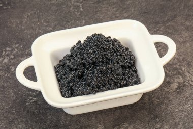 Lüks balık, kâsede siyah havyar.