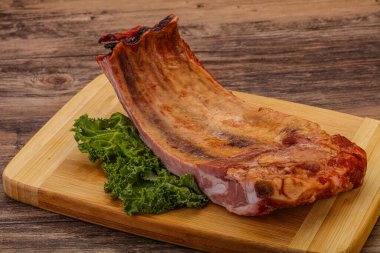 Baharatlı ve otlu domuz pirzolası.