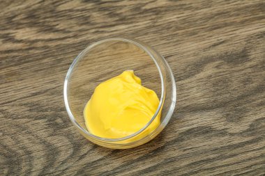 Tabaktaki doğal lezzetli peynir sosu