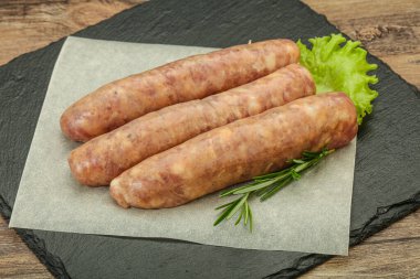 Biberiyeli ızgara için çiğ domuz eti sosisi.