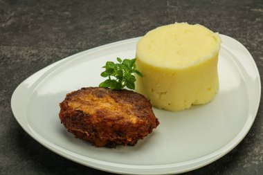 Ev yapımı domuz pirzolası ve patates püresi.