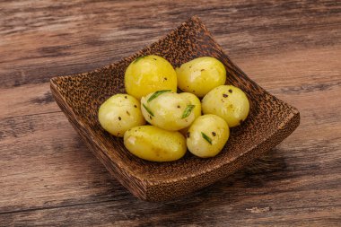 Kasede taze haşlanmış patates soğan servis edildi.