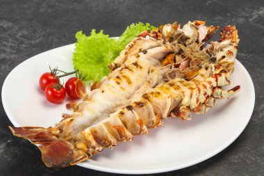Tabakta ızgara kerevit salata servis edildi.
