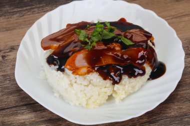 Unagi soslu ördek göğsü ile pirinç kişniş servis edilir.