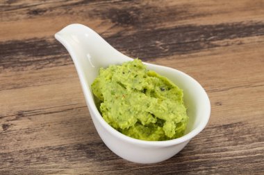 Acı biberli baharatlı avokado sosu.