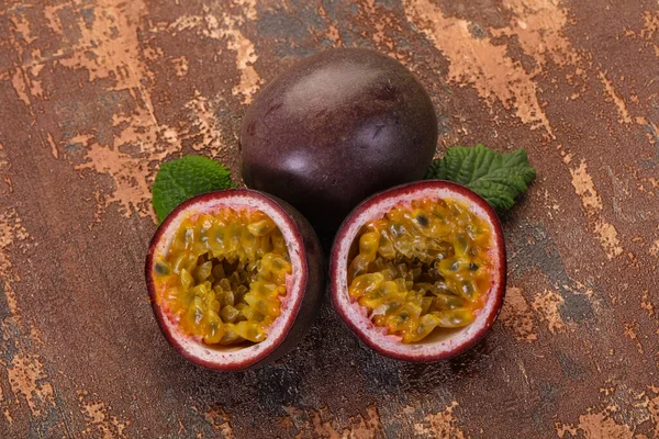 Tropical Fresh Ripe Passion Fruit — Stock Photo, Image