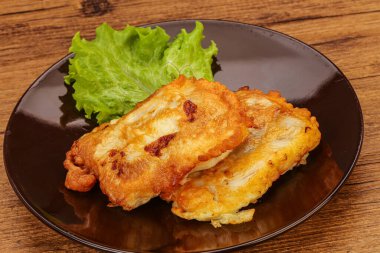 Ekmeğin içinde kızarmış morina balığı