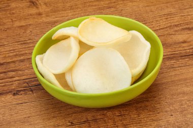 Asya usülü - kâsede ev yapımı karides cipsi