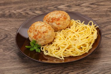 Peynirli spagetti ve ev yapımı tavuk pirzolası.