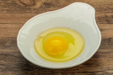 Pişirmek için çiğ tavuk yumurtası.