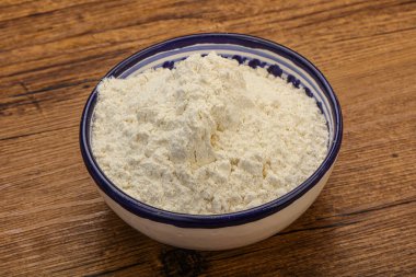 Buğday unu kasede yemek pişirmek için.