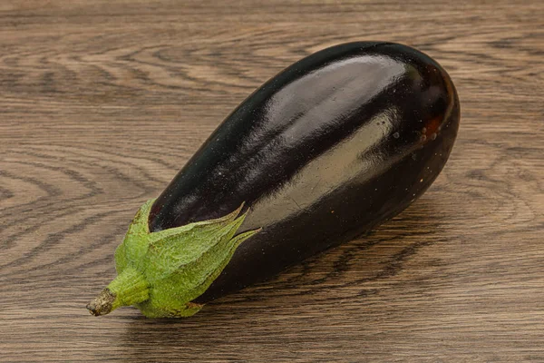Siyah Olgun Taze Bir Patlıcan — Stok fotoğraf