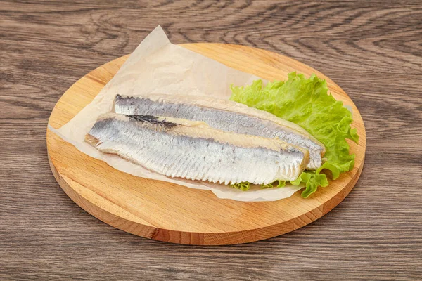 Filete Arenque Con Hojas Ensalada Sobre Tabla — Foto de Stock