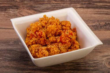 Domates ve tavuklu geleneksel Afrika kuzenleri