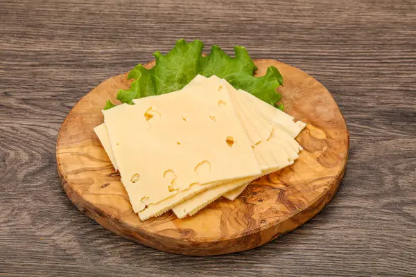 Salata Yapraklarının Üzerinde Dilimlenmiş Sarı Peynir — Stok fotoğraf