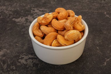 Kavrulmuş kaju yığını kasede