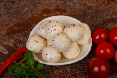 Fesleğen yapraklı ve domatesli Mozzarella peyniri topları.