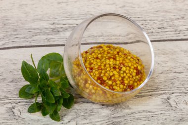 Geleneksel dijon hardalı fesleğen yaprağı servis eder.