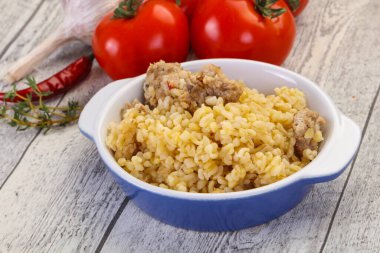 Et ve baharatlı bulgur.
