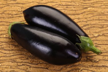 Çiğ patlıcan pişmeye hazır. 