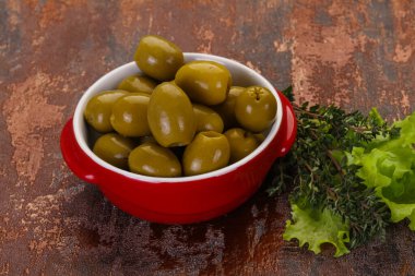 Kavanozda büyük yeşil zeytin